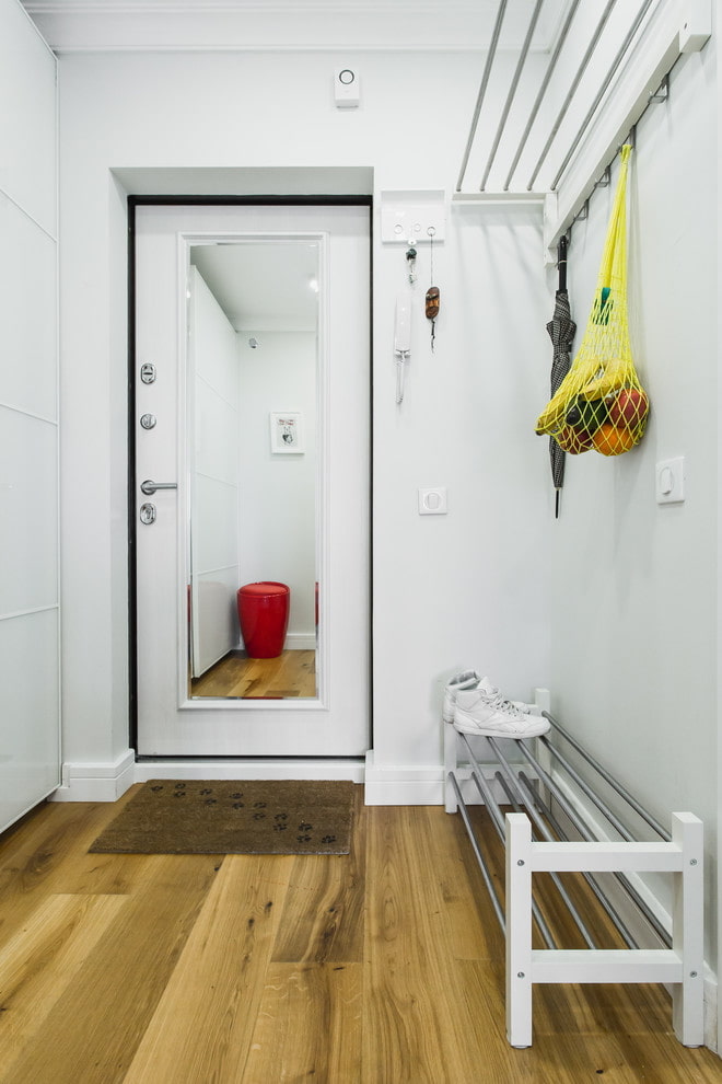 finition à l'intérieur d'un petit couloir couloir