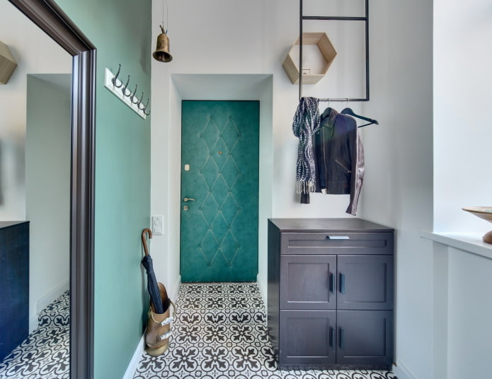 Meubles dans un petit couloir