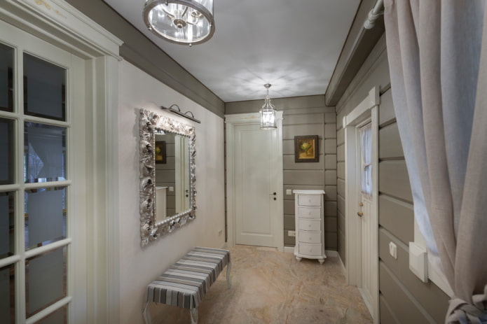 Petit couloir à l'intérieur d'une maison