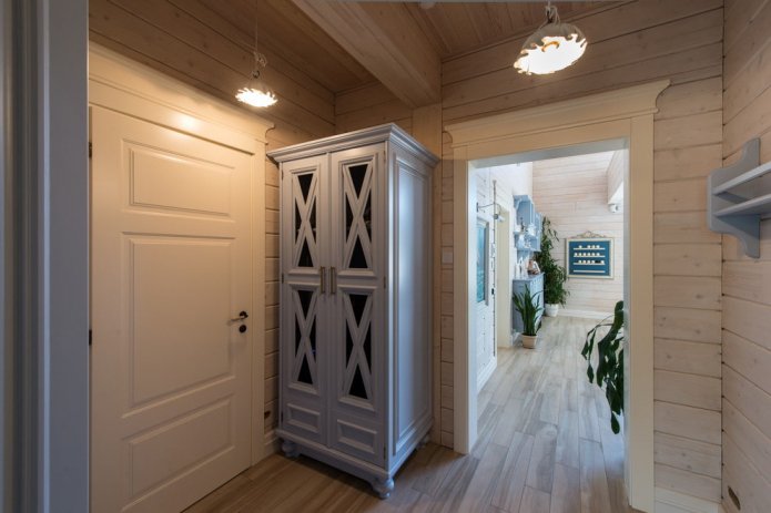 Conception d'un couloir dans une maison en bois