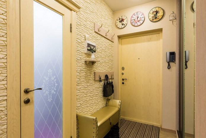 Décoration murale dans le couloir d'un immeuble Khrouchtchev