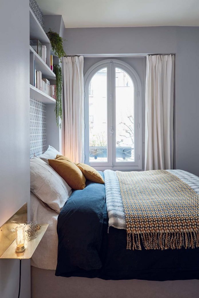 étagères au-dessus du lit