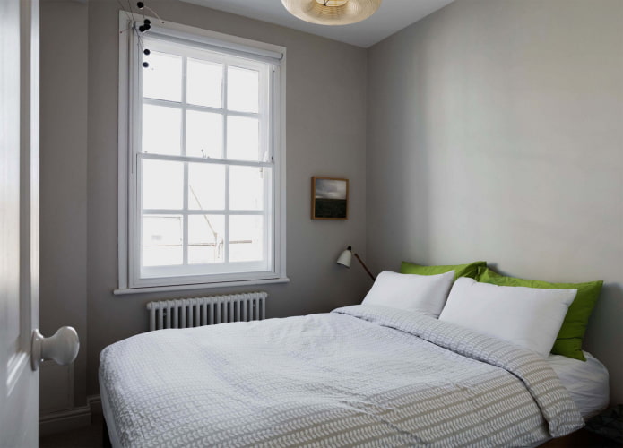 Grande fenêtre dans la chambre