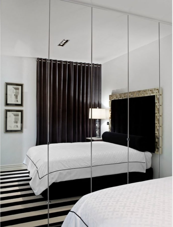 armoire à miroir dans la chambre