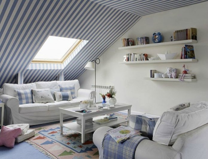 Salon blanc et bleu sous les combles