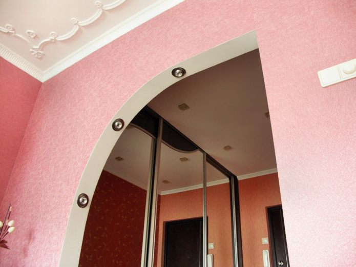 spots dans l'embrasure de la porte