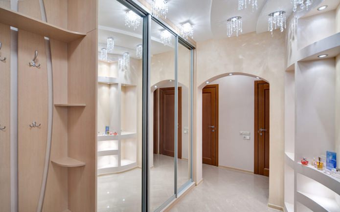 arche dans le couloir avec spots intégrés