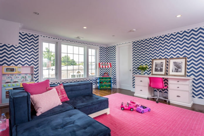 Papier peint à imprimé zigzag à l'intérieur d'une chambre d'enfant