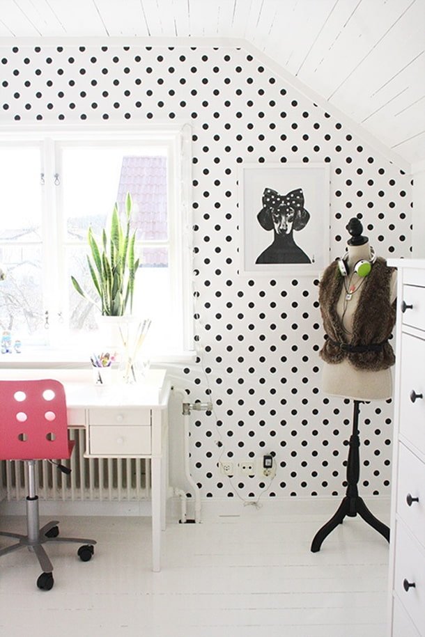 Papier peint à pois dans la chambre