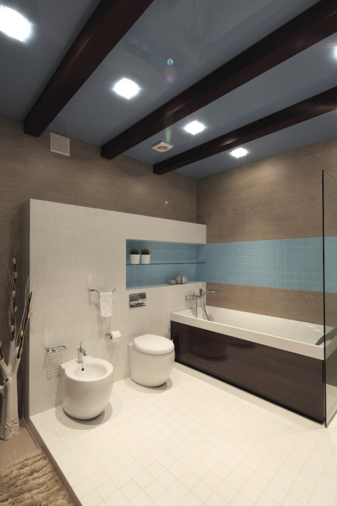 plafond tendu avec poutres dans la salle de bain