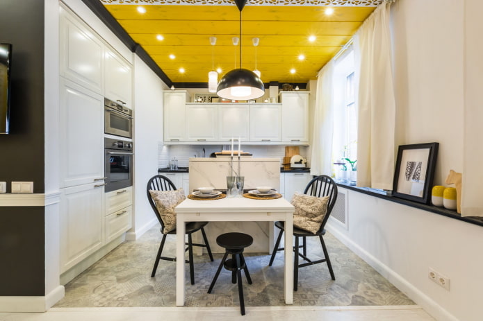 Plafond jaune à l'intérieur