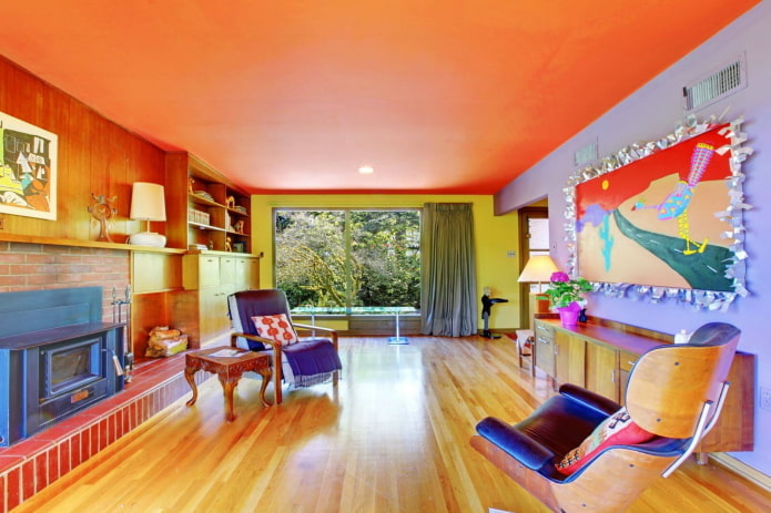 plafond orange dans l'intérieur du salon