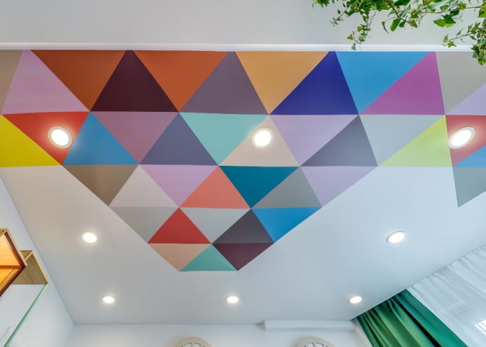 plafond avec motifs géométriques