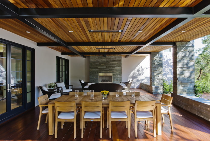 Design de plafond sur la véranda