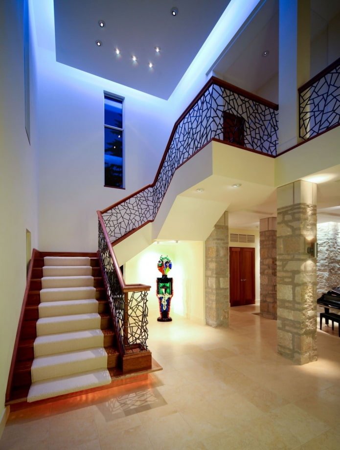 conception de plafond au-dessus de l'escalier