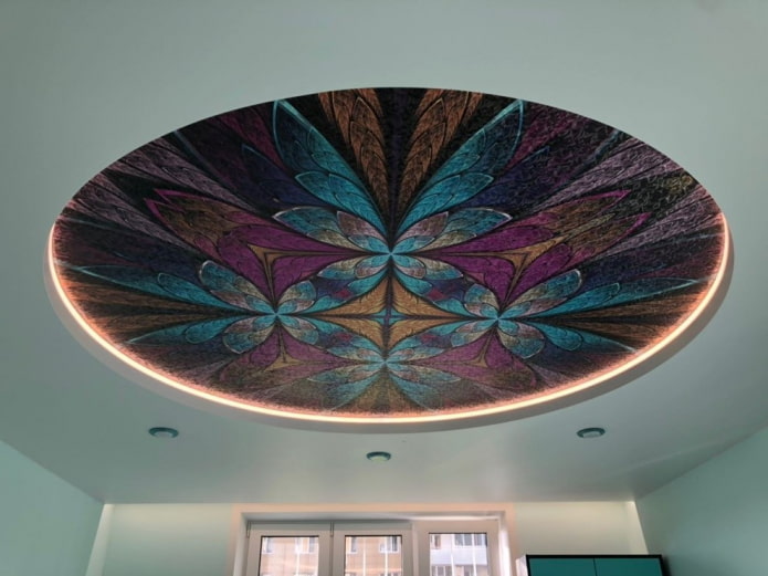 plafond avec motif abstrait