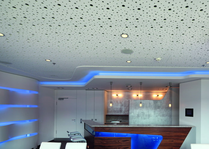 Plafond perforé à l'intérieur