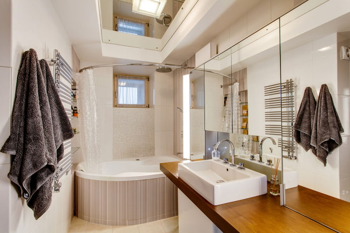 miroirs dans la salle de bain