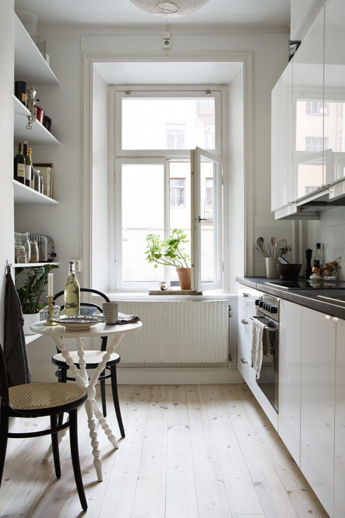 Cuisine étroite avec étagères