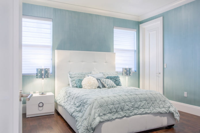 papier peint uni dans une chambre bleue