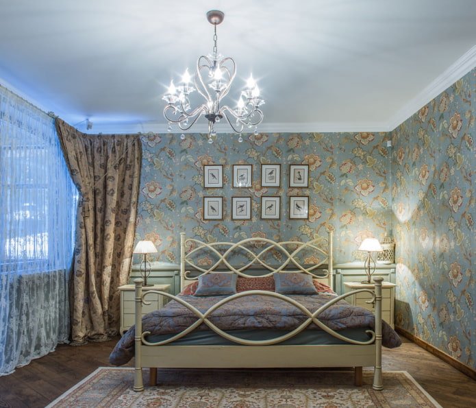Papier peint bleu et marron dans la chambre
