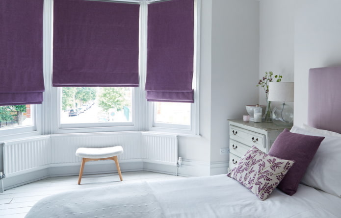 stores romains violets dans la chambre