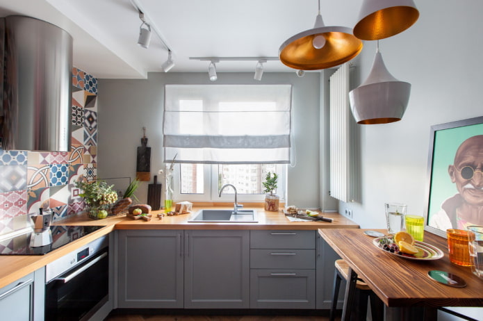 rideaux blancs dans l'intérieur de la cuisine