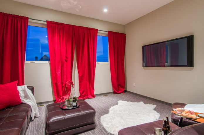 rideaux rouges dans le salon