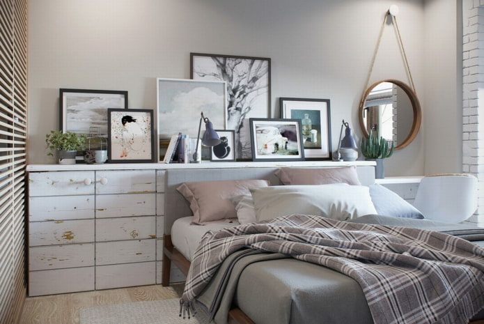 Étagère avec tableaux au-dessus du lit
