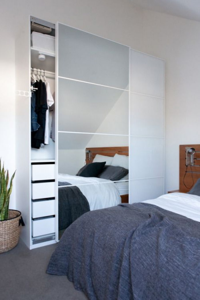 Armoire avec portes miroir