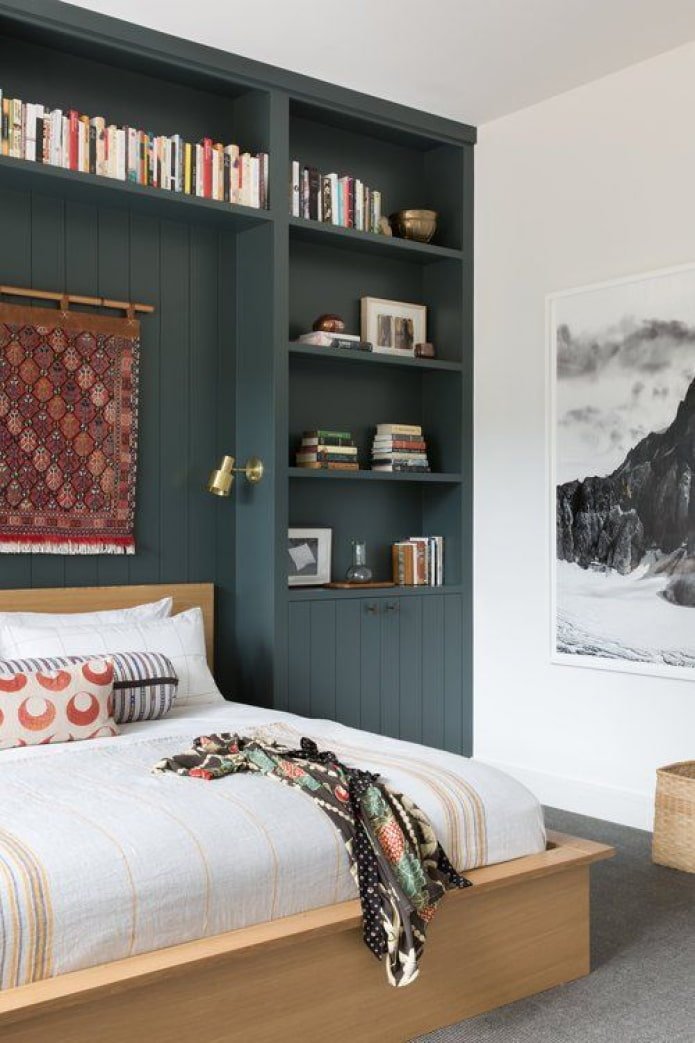 Armoires sombres dans la chambre