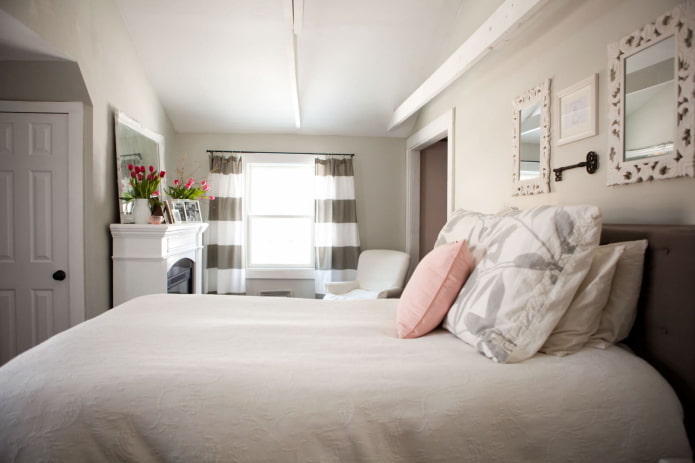 Chambre avec cheminée de style classique