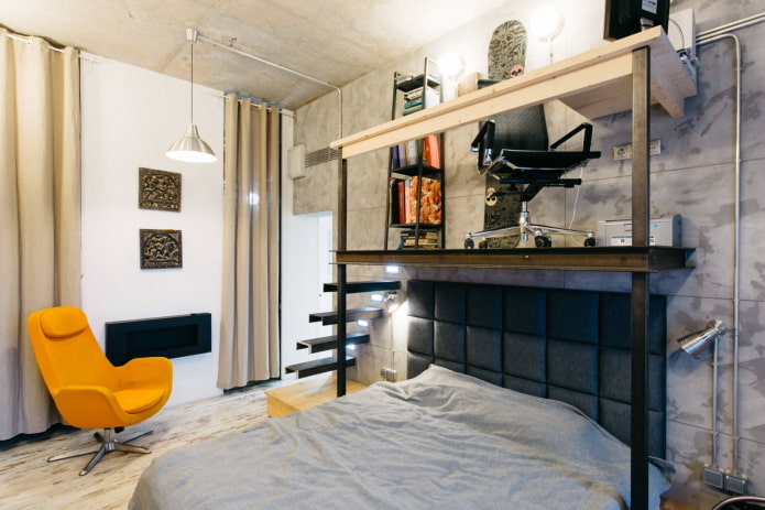 Mezzanine avec bureau au-dessus du lit