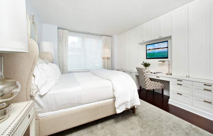 Chambre blanche avec armoires