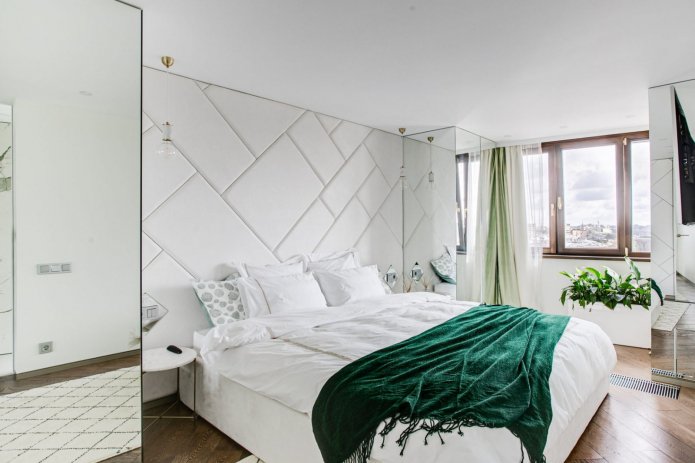 Armoires à miroir dans la chambre