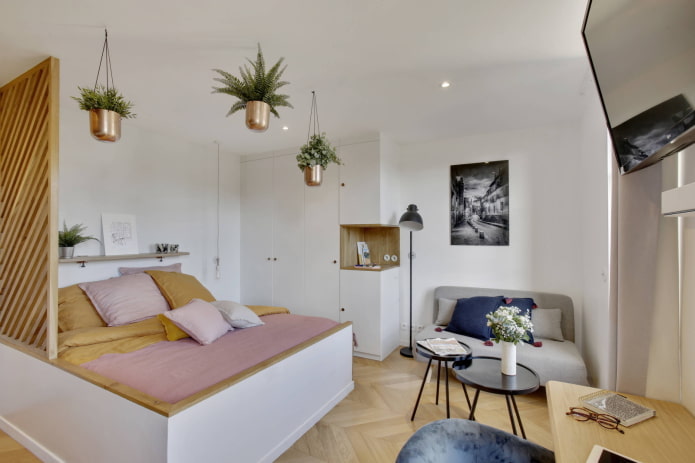 Chambre avec un petit canapé