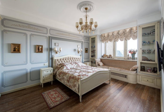 canapé sous la fenêtre dans la chambre
