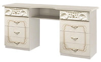 table dans la chambre d'une fille