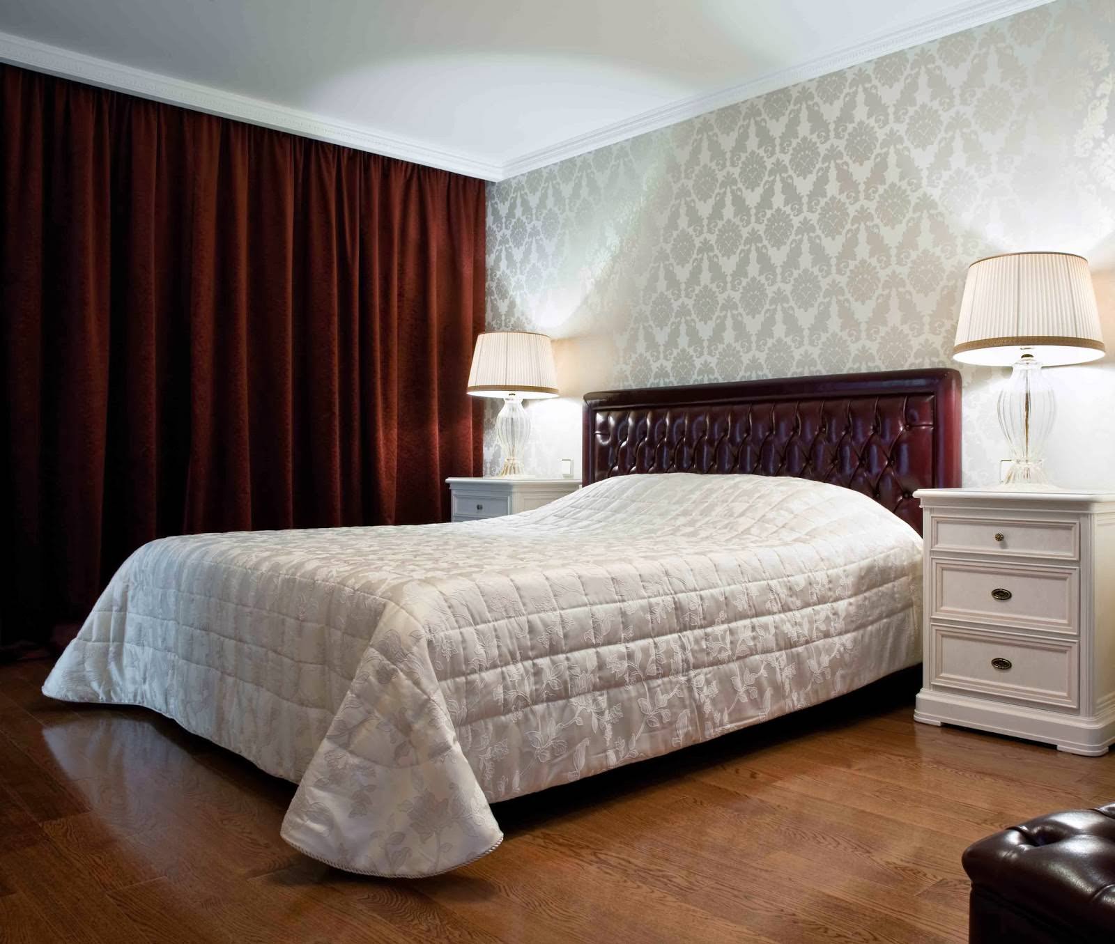Rideaux bordeaux dans la décoration d'une chambre avec papier peint gris