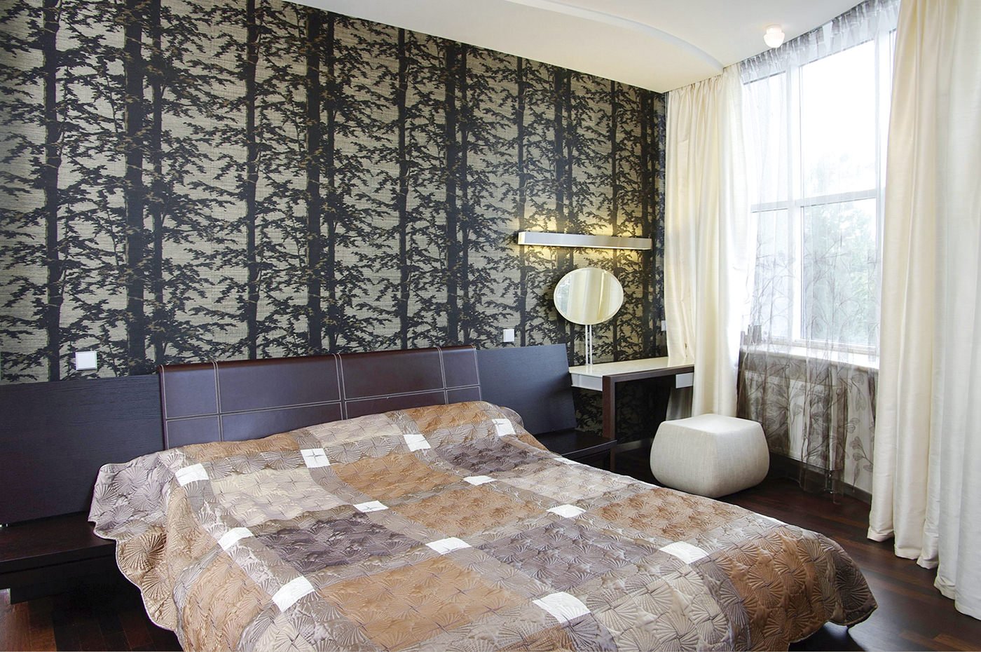 rideaux dans la conception de la chambre avec papier peint gris