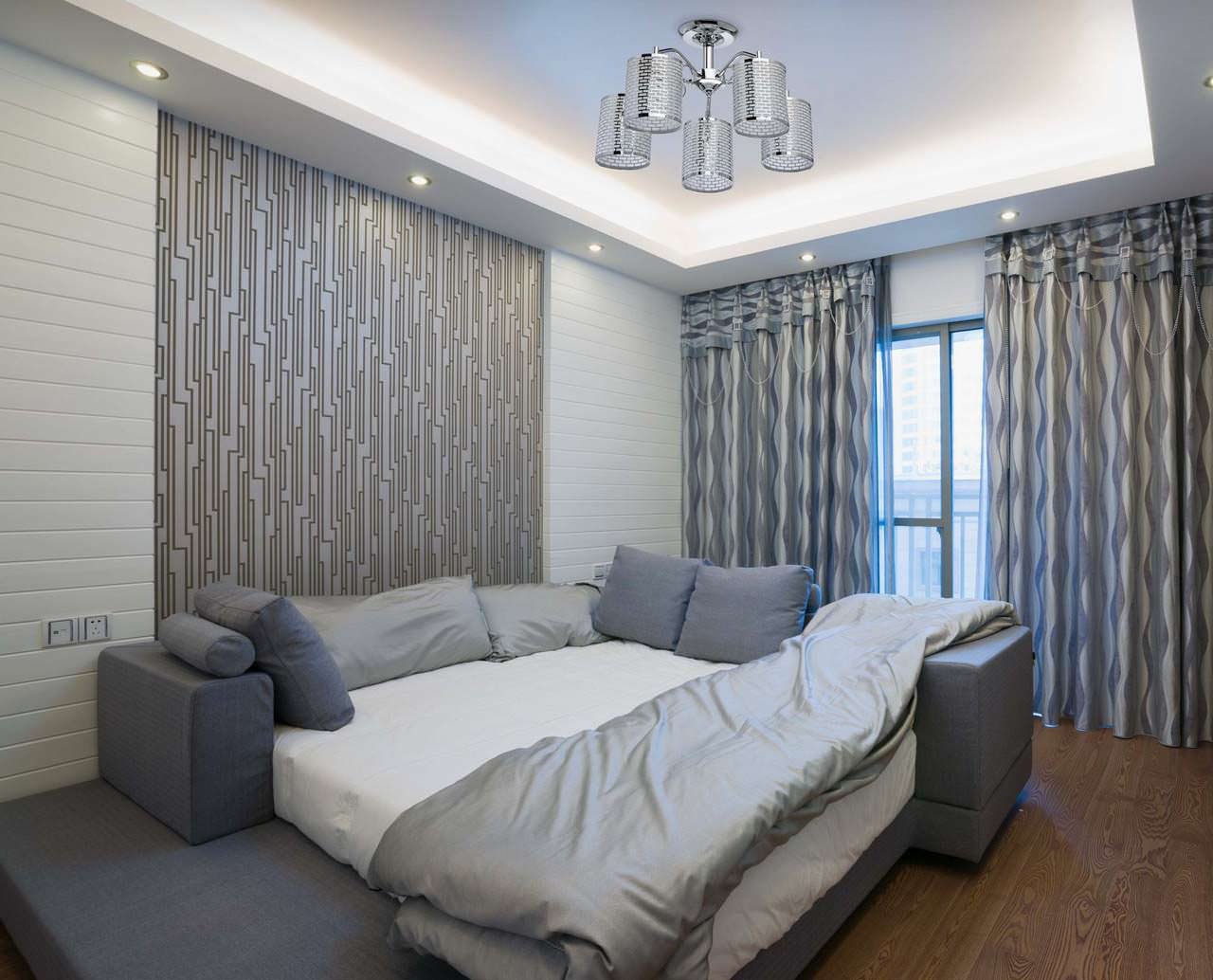rideaux gris dans la conception de la chambre avec du papier peint gris