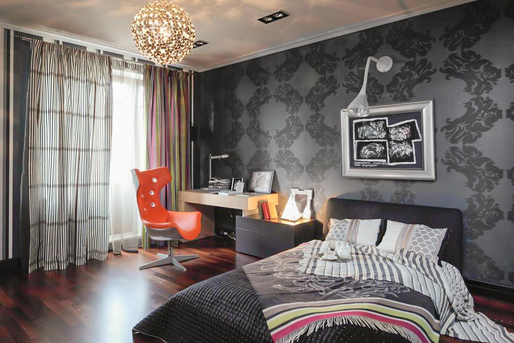 Rideaux dans la décoration d'une chambre avec papier peint gris