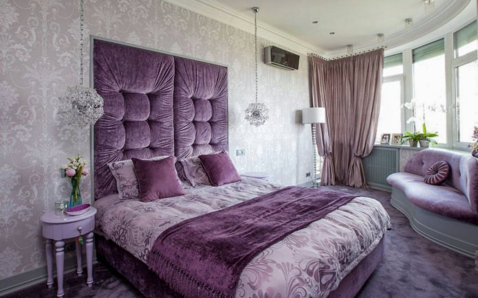 Intérieur de chambre gris-violet avec une tête de lit moelleuse