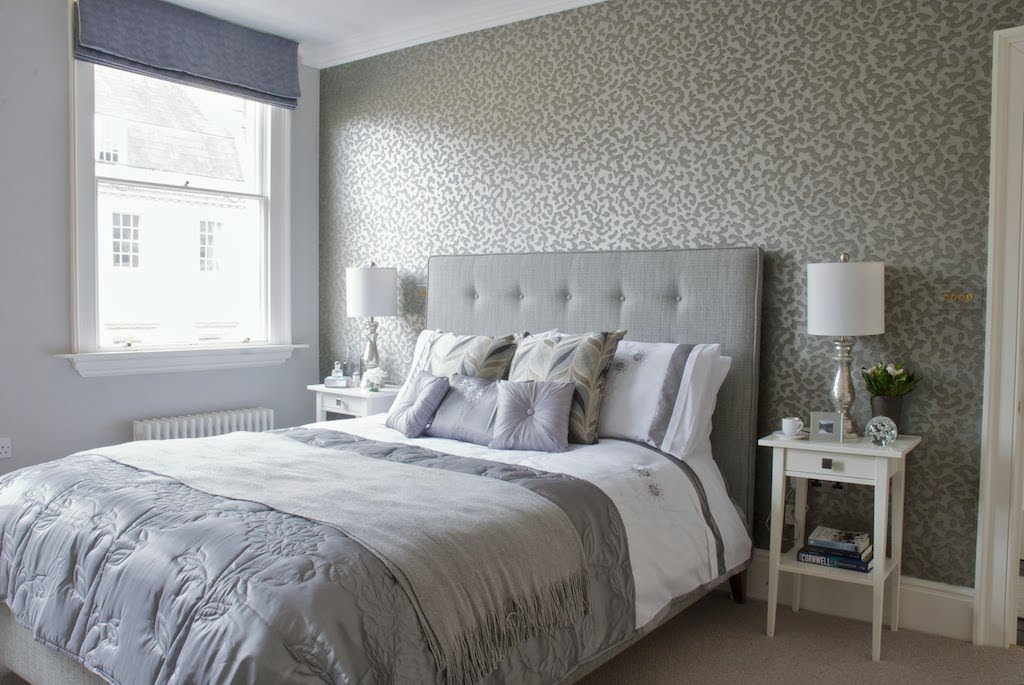 Intérieur de chambre avec papier peint gris