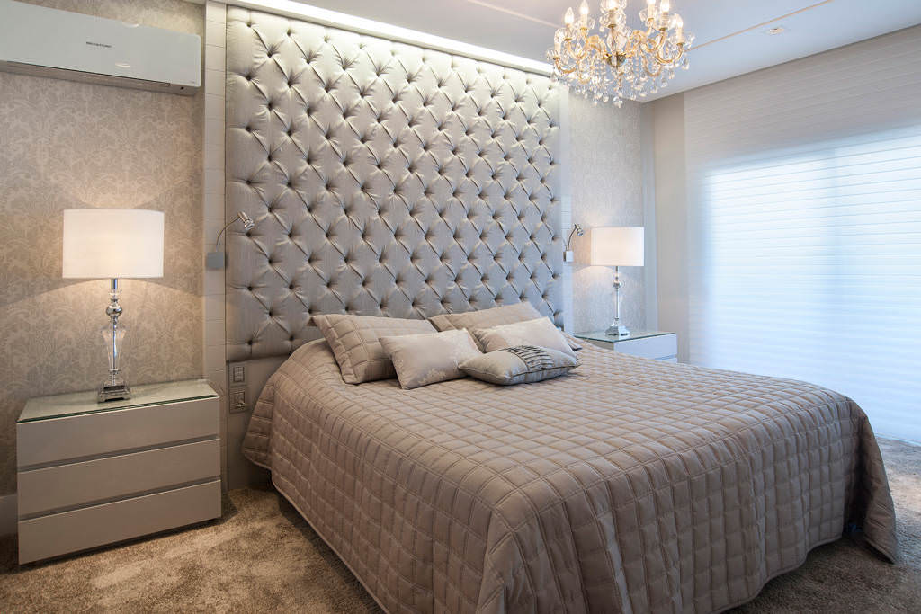 conception de chambre avec du papier peint gris