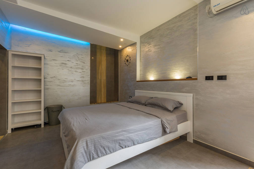 Intérieur de chambre avec papier peint gris