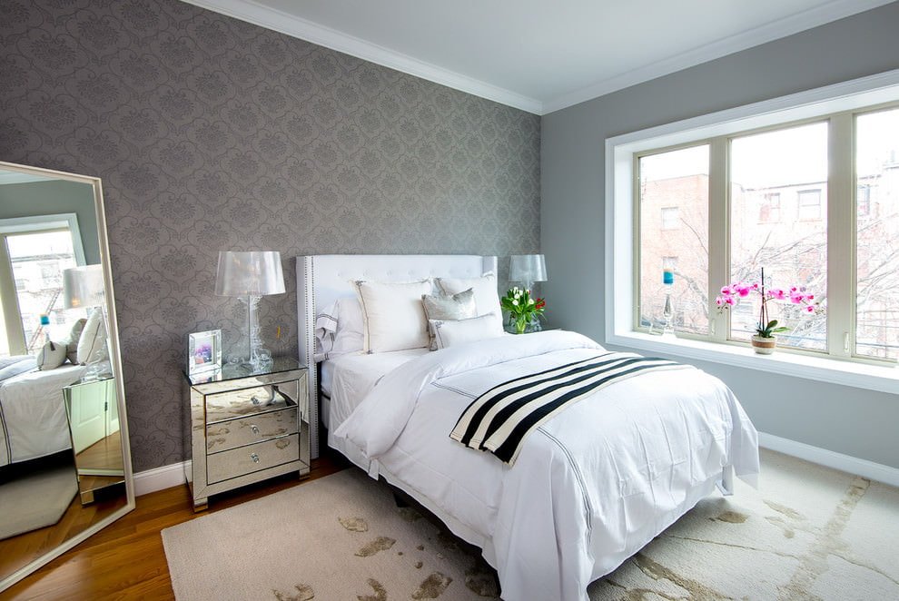 Intérieur de chambre avec papier peint gris