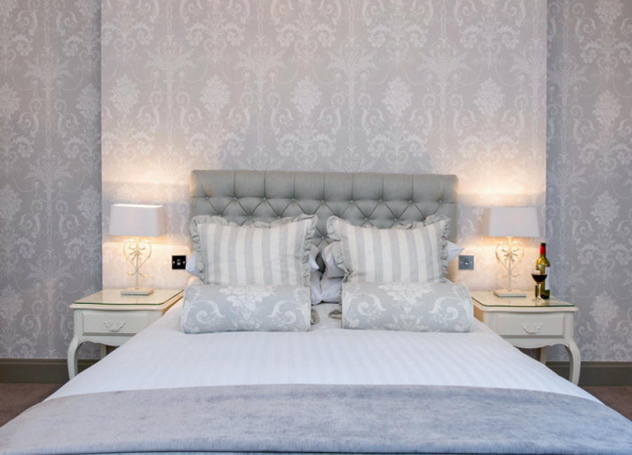 Papier peint gris clair avec un motif dans le Chambre