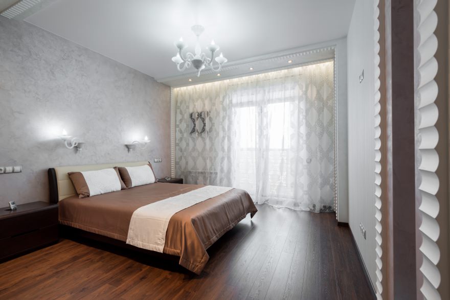 Intérieur de chambre avec papier peint gris