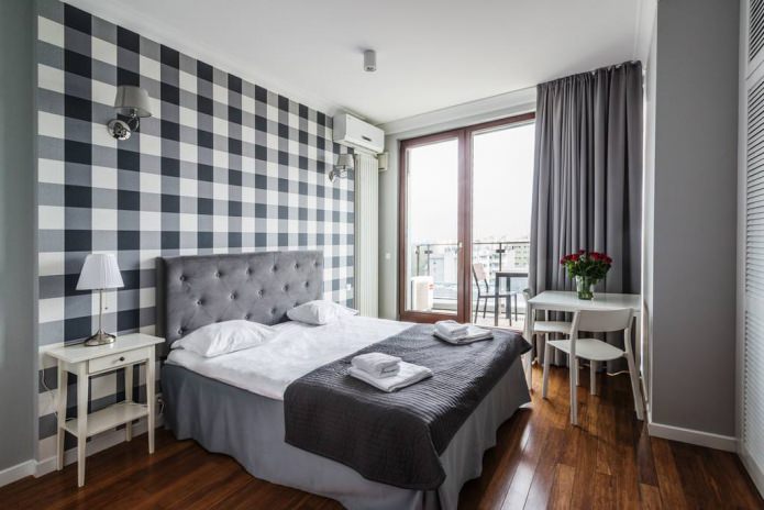 Papier peint à carreaux gris dans la chambre